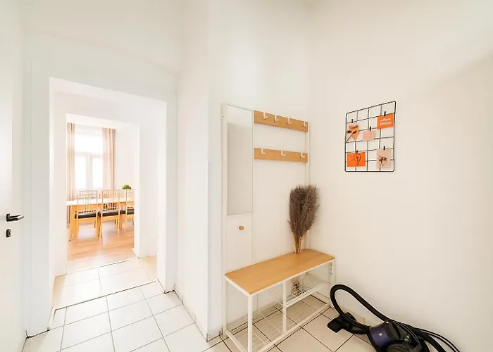 70 M2 Near Mariahilferstrasse & Westbahnhof דירה *