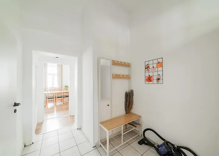 70 M2 Near Mariahilferstrasse & Westbahnhof *