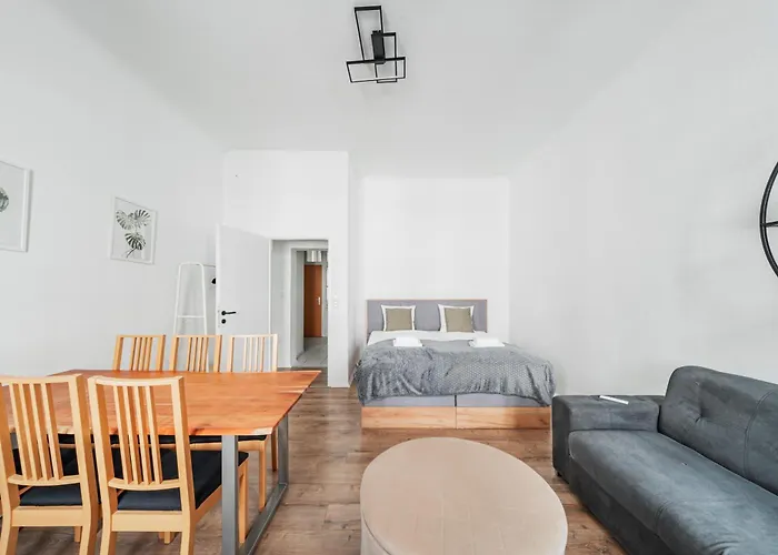 70 M2 Near Mariahilferstrasse & Westbahnhof *